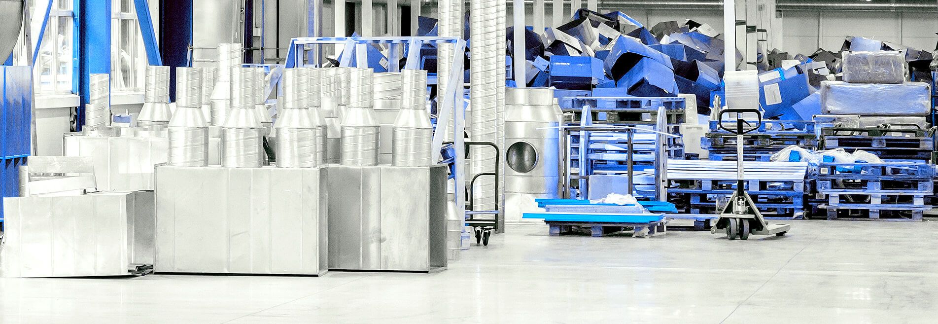 Magazyn z wózkami do transportu ciężkich produktów