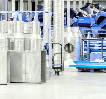 Magazyn z wózkami do transportu ciężkich produktów
