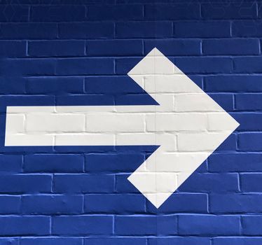 Strzałka kierunkowa na ścianie to element wayfindingu