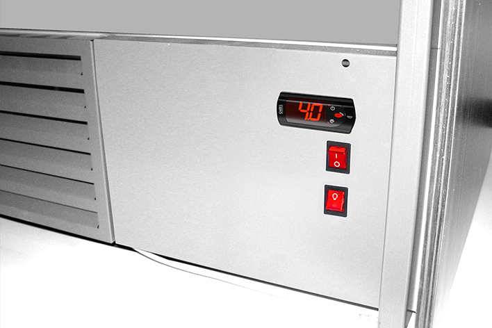 elektroniczny regulator w witrynie cukierniczej
